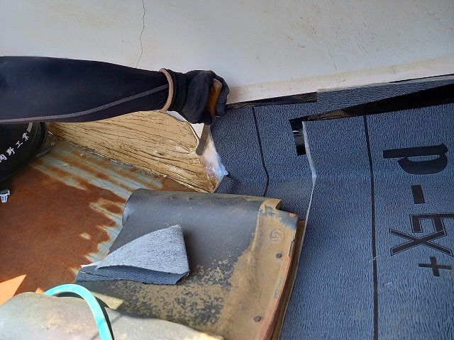 隙間埋めにコーキング